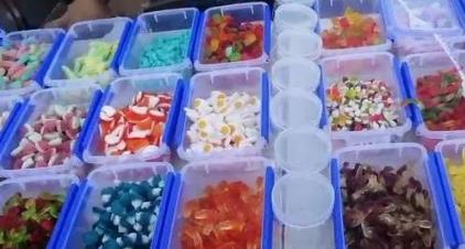 【创业思路】摆地摊卖软糖，你瞧不起的地摊项目年赚30w！插图1