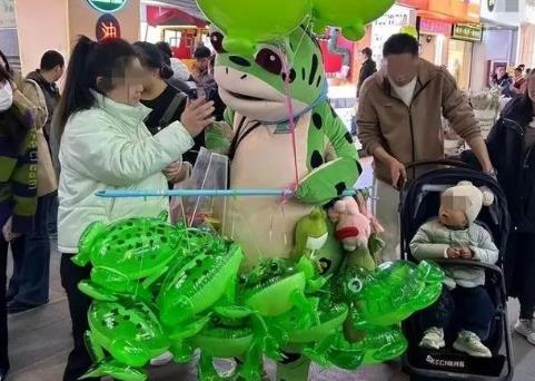 人人可做的副业,小投资高回报,网红“青蛙卖崽”地摊项目揭秘! 人人可做的副业,小投资高回报,网红“青蛙卖崽”地摊项目揭秘!