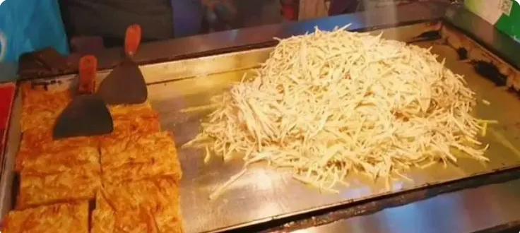 小本创业摆地摊卖什么赚钱？摆摊卖土豆丝饼也能轻松年入几十万插图1