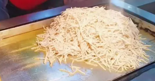 小本创业摆地摊卖什么赚钱?摆摊卖土豆丝饼也能轻松年入几十万插图2 小本创业摆地摊卖什么赚钱?摆摊卖土豆丝饼也能轻松年入几十万插图2